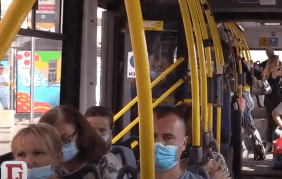 HIT FOTOGRAFIJA NA INTERNETU: Sa ovom maskom preživeo bi Černobilj, a ne <span style='color:red;'><b>gradski autobus</b></span> (FOTO)